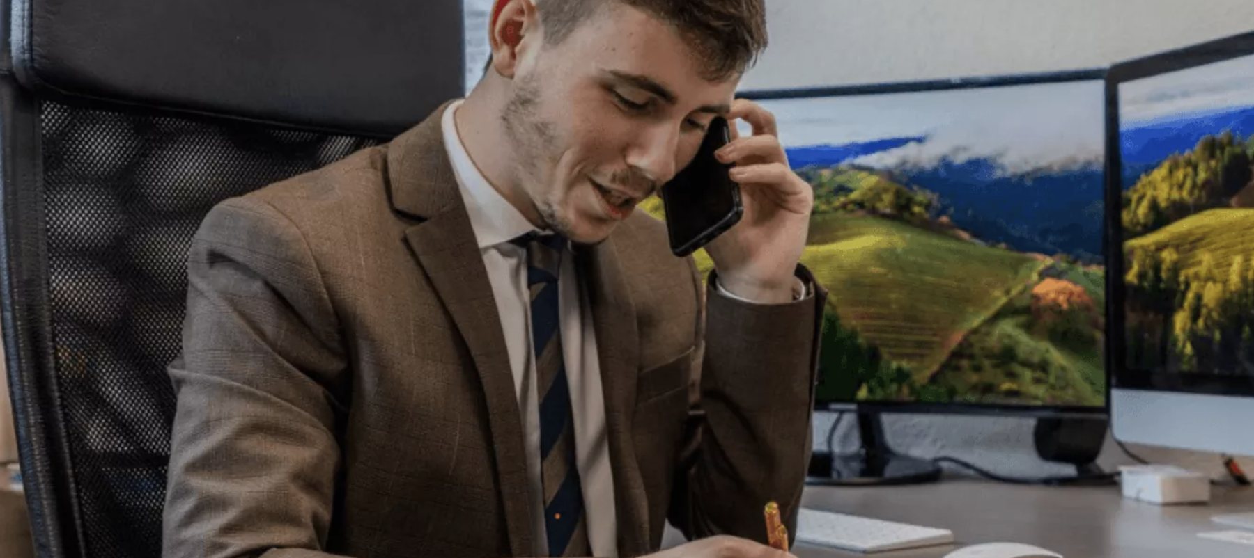 Louis Gafner au téléphone avec un client, à son bureau